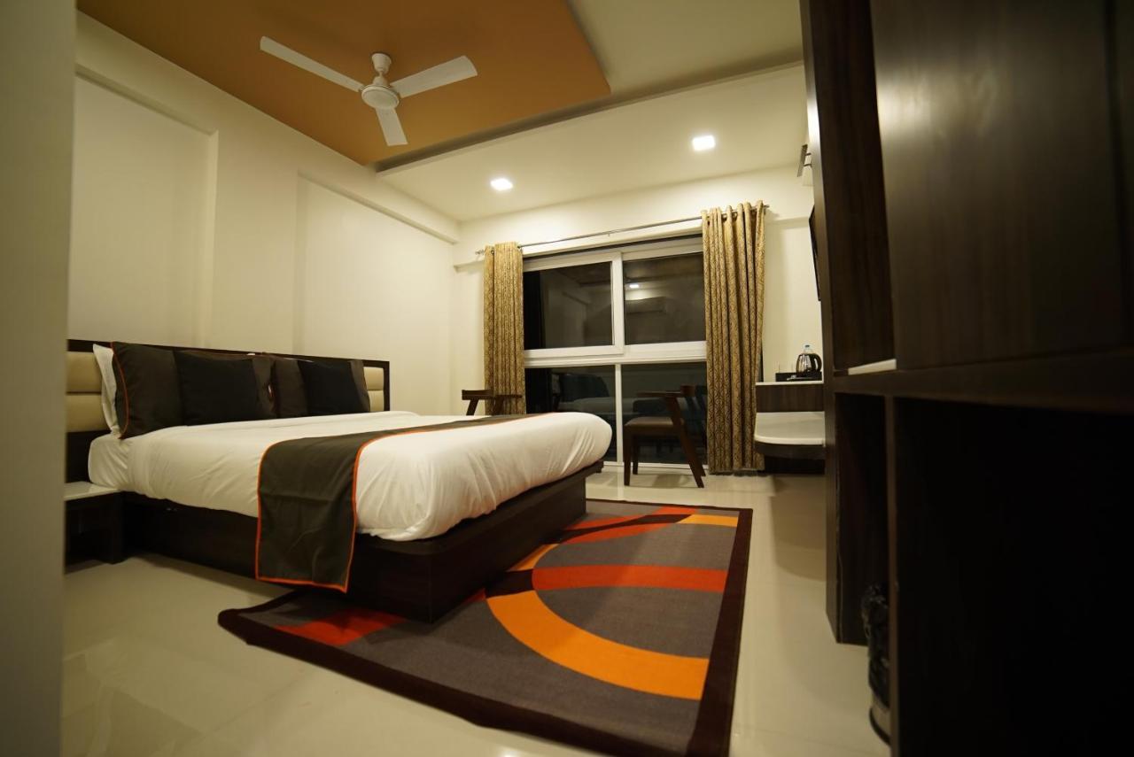 Hotel Vaccinated Staff - Collection O 41226 Ramji'S Residency Gole Colony Nashik Esterno foto